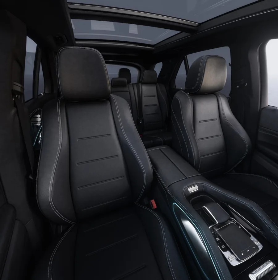 O interior reforça a proposta premium, com conforto real, bom isolamento acústico e tecnologias que ajudam mais do que distraem o motorista.