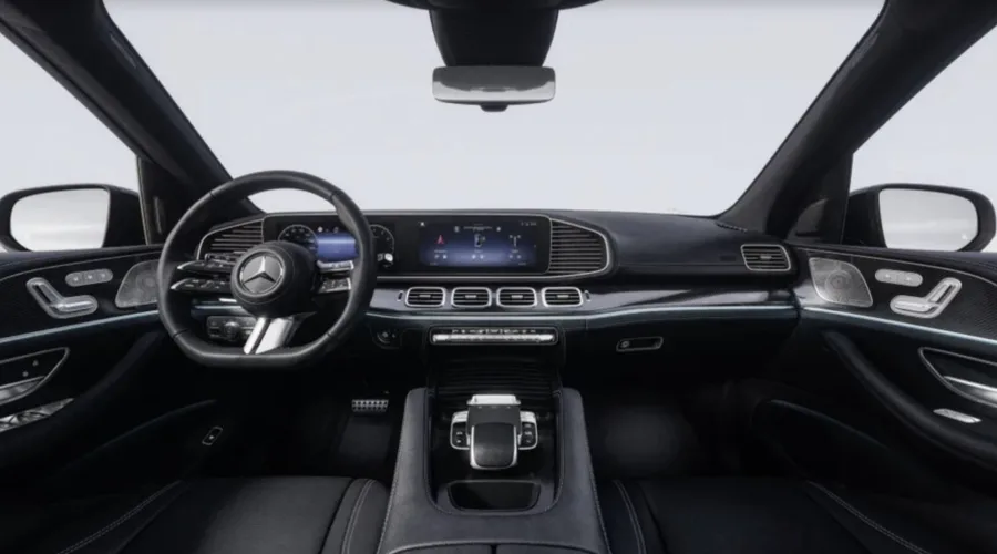 Ao dirigir, o que chama atenção é a sensação de força constante, com respostas rápidas e sem esforço, mesmo sendo um SUV grande e pesado.