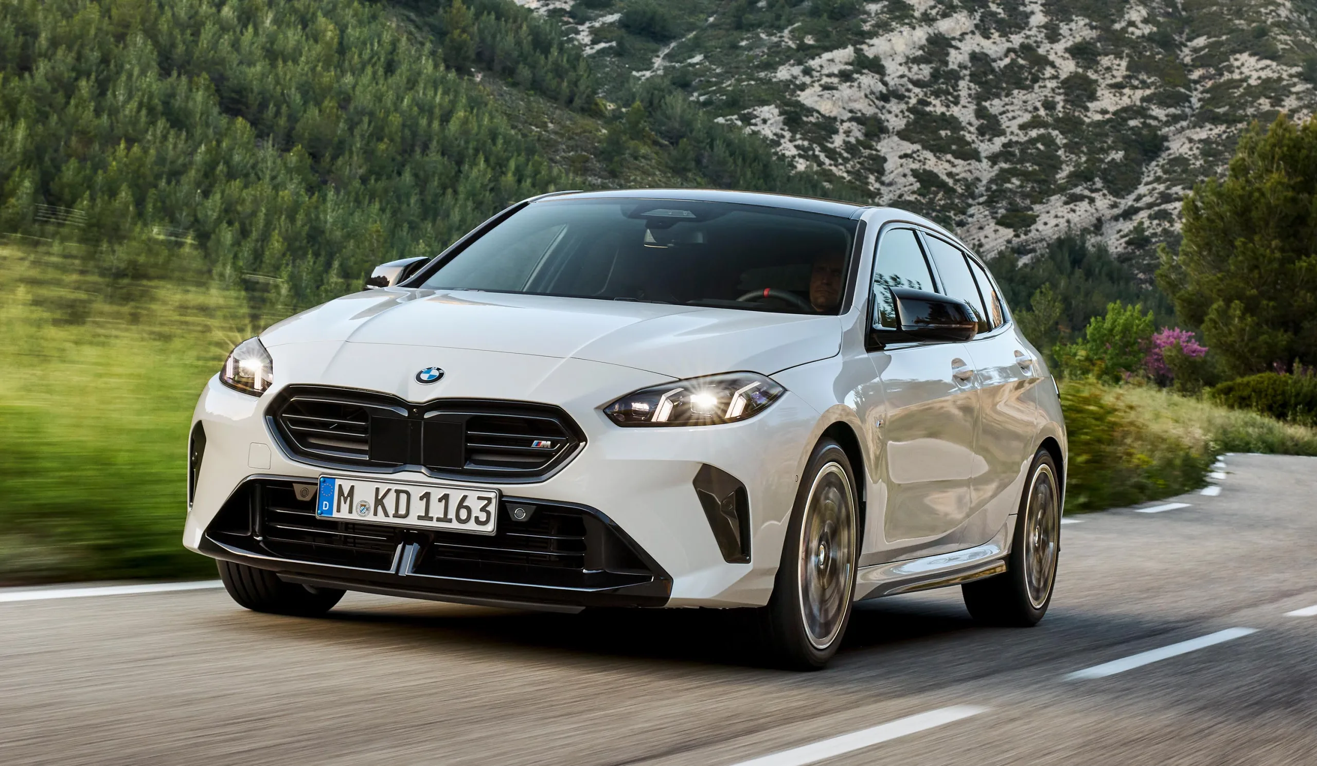 BMW confirma M135 xDrive para fevereiro de 2026, com 317 cv e tração integral, prometendo desempenho esportivo compacto.