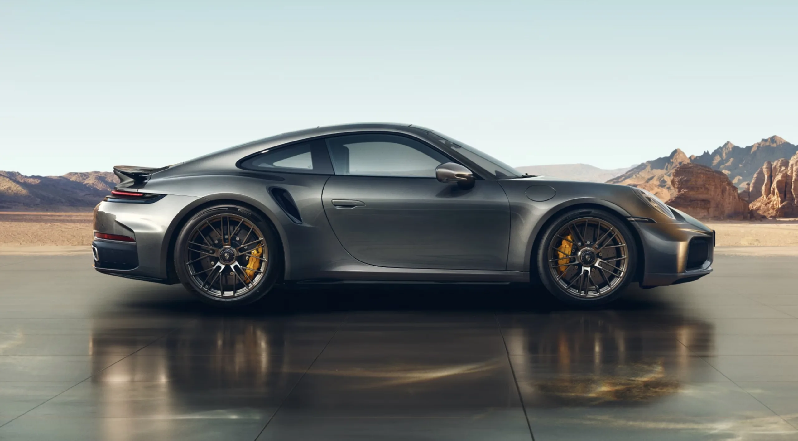 Tração integral e câmbio PDK fazem o carro sair de curva como se estivesse colado, com estabilidade que tranquiliza.