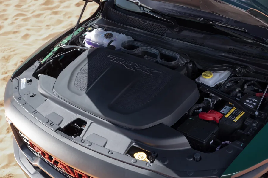 O motor V8 6.2 supercharged entrega 787 cv e aceleração digna de superesportivo, reforçando a imagem extrema da picape.