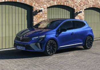 Mercado de carros afunda na França, mas este hatch da Renault ignora a crise