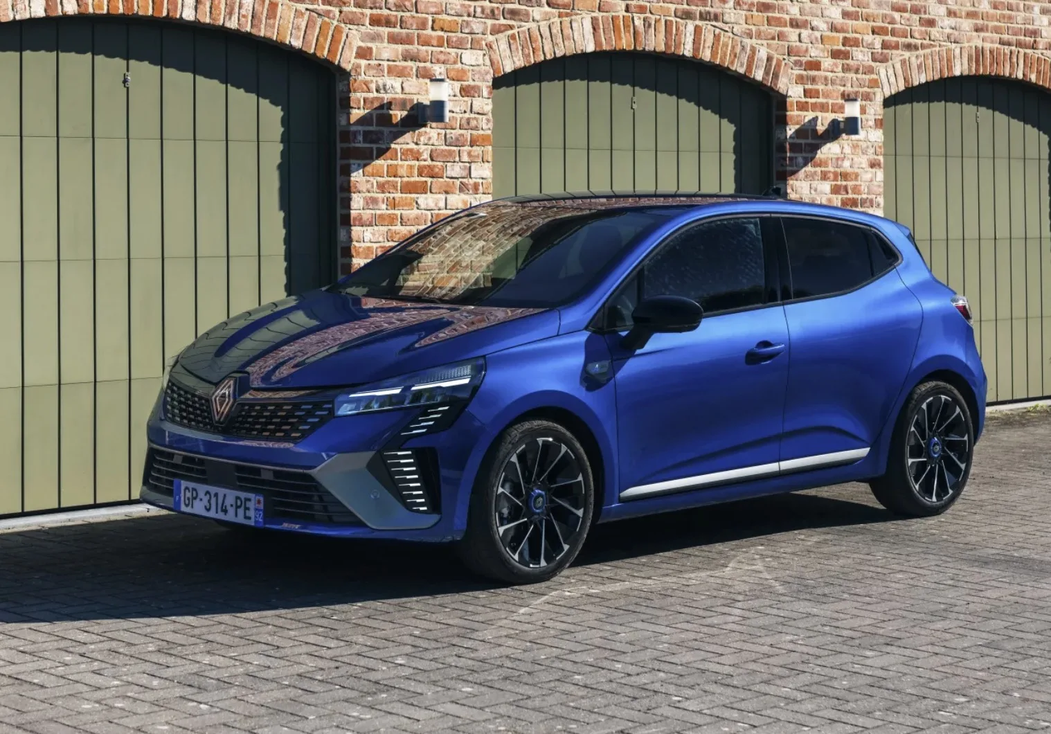 Em um ano de retração de 5% no mercado francês, o Clio cresceu, superou rivais com folga e mostrou que carros tradicionais ainda definem o topo das vendas.