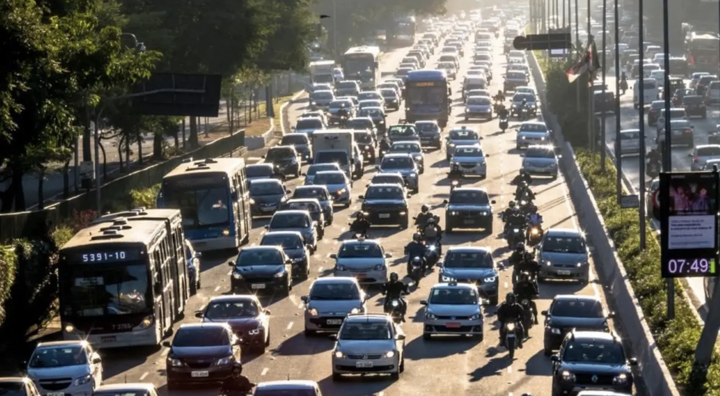 Semáforos com borda amarela em São Paulo usam câmeras, algoritmos e conexão remota para ajustar o tempo do sinal conforme o fluxo de veículos.