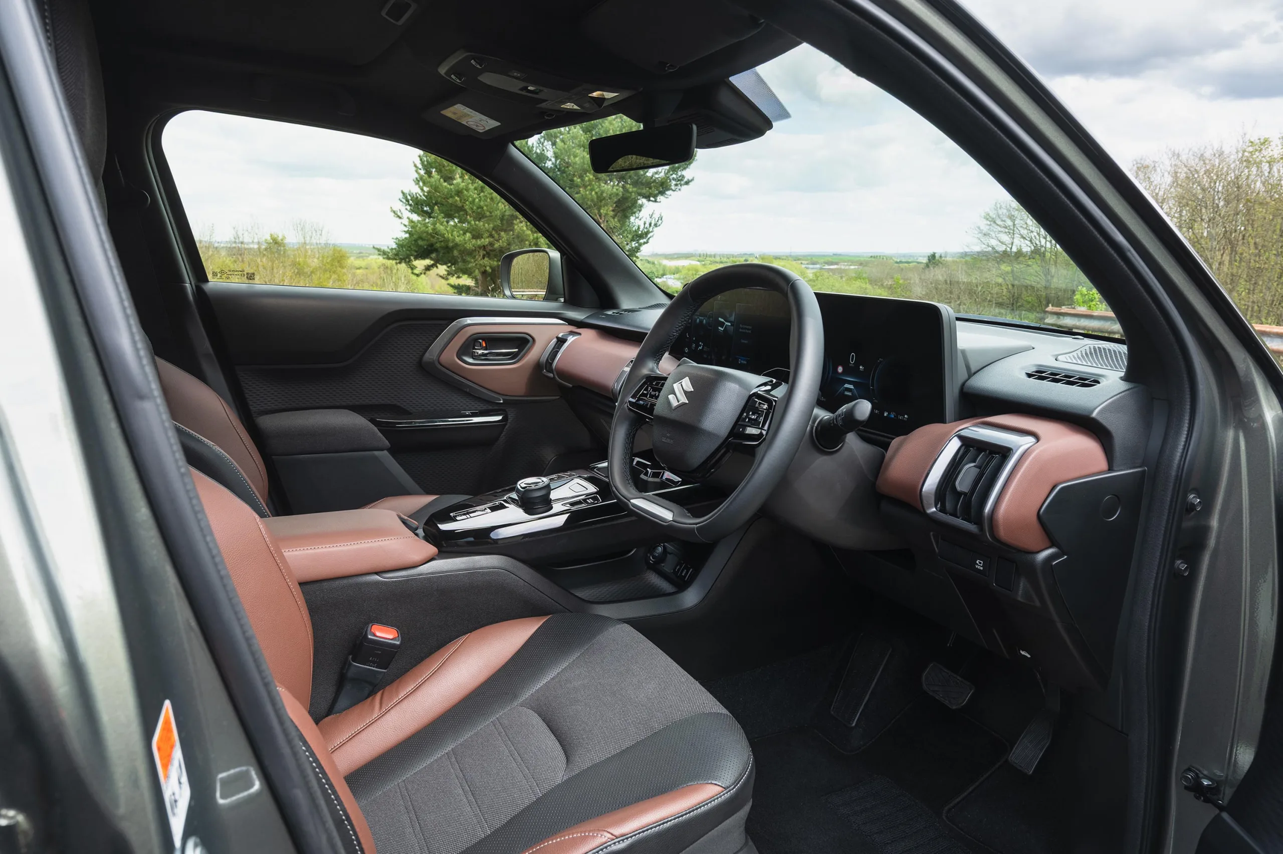 Cabine com tela integrada, console elevado e bom espaço atrás promete conforto no uso diário e clima moderno, com comandos fáceis e visão ampla.