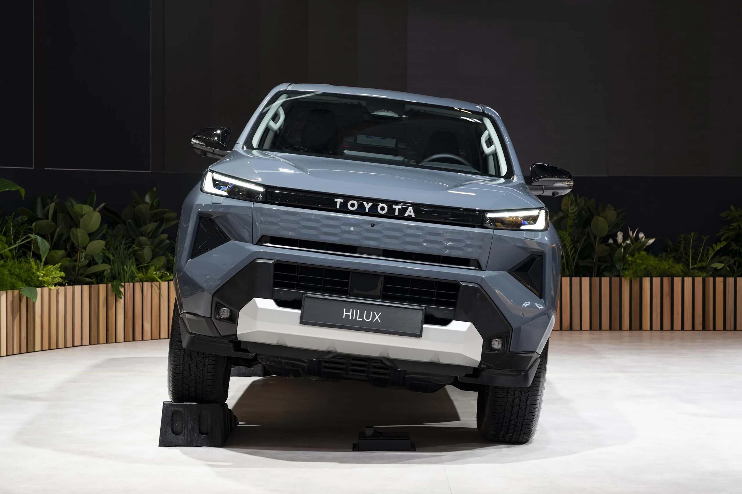 Com bateria de 59,2 kWh e dois motores, a Hilux elétrica promete até 380 km na cidade e uso focado em trajetos previsíveis.