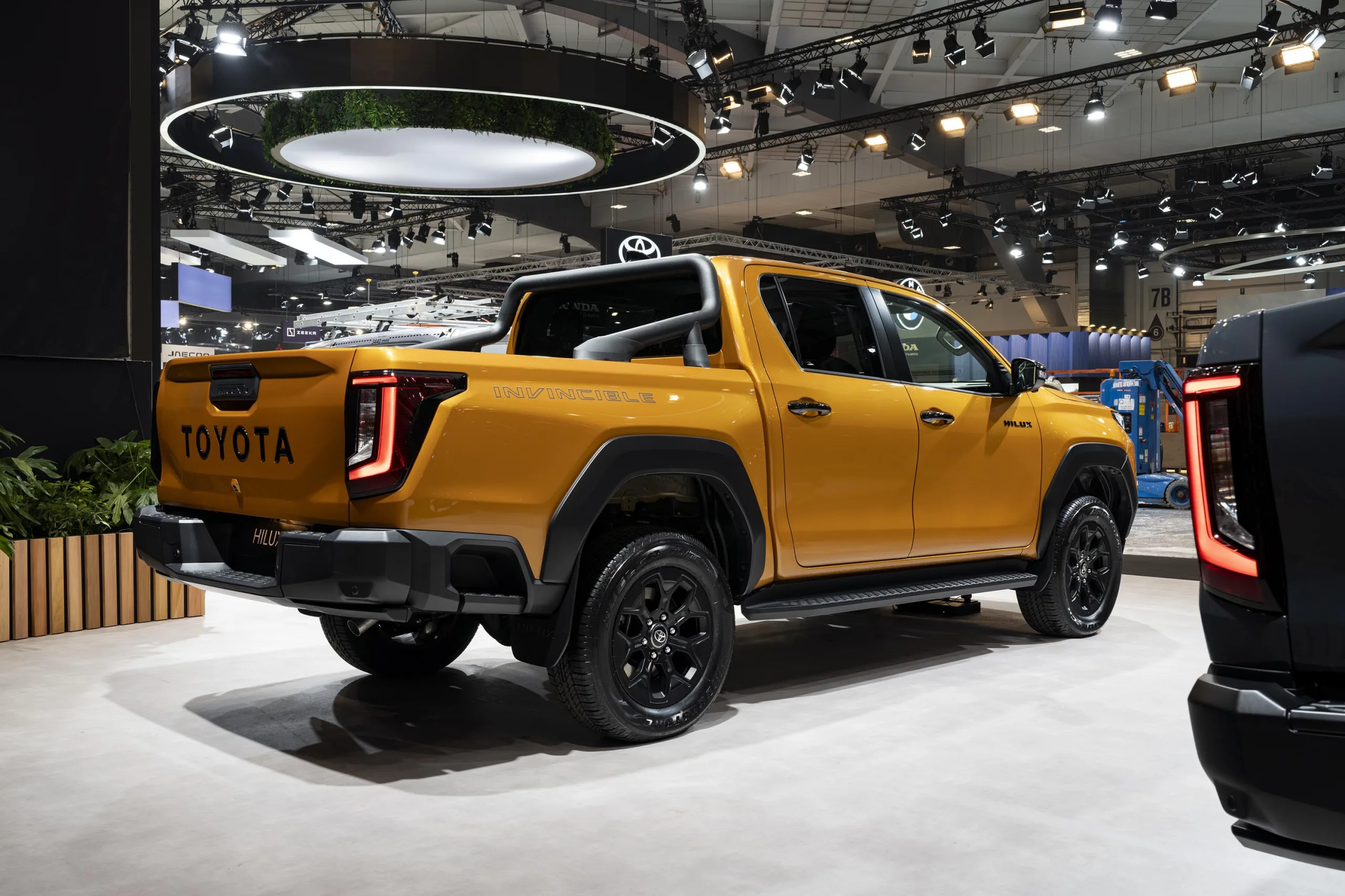 A Toyota cansou de ver a Ford Ranger chamando a atenção com tecnologia e visual parrudo. A resposta? Trouxe a alma da Tacoma (a picape mais vendida dos EUA) para dentro da Hilux.