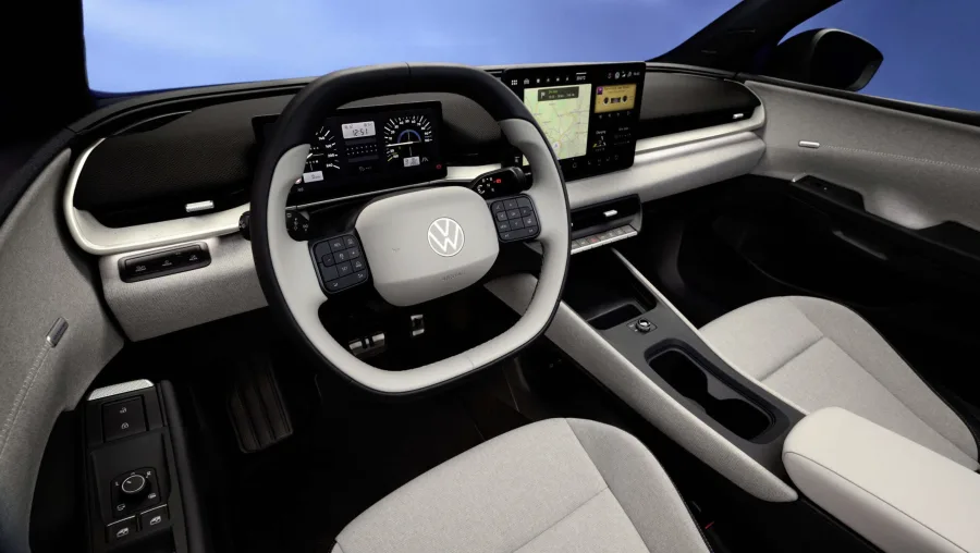 O espaço interno chama atenção, com entre-eixos maior e porta-malas de 435 litros, algo raro entre compactos elétricos pensados para uso cotidiano.