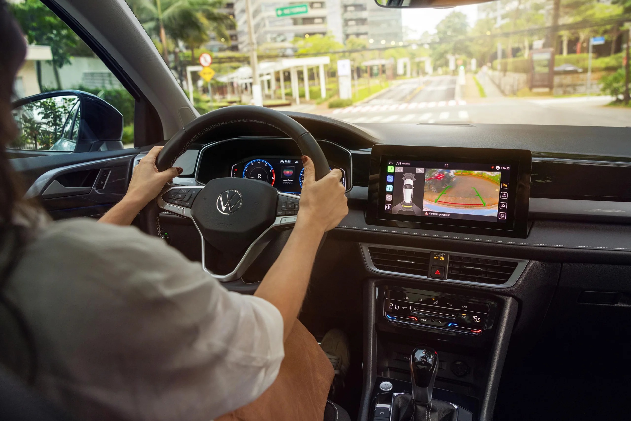 Espaço interno e porta-malas de 498 litros reforçam conforto real para viagens longas e uso diário com família.