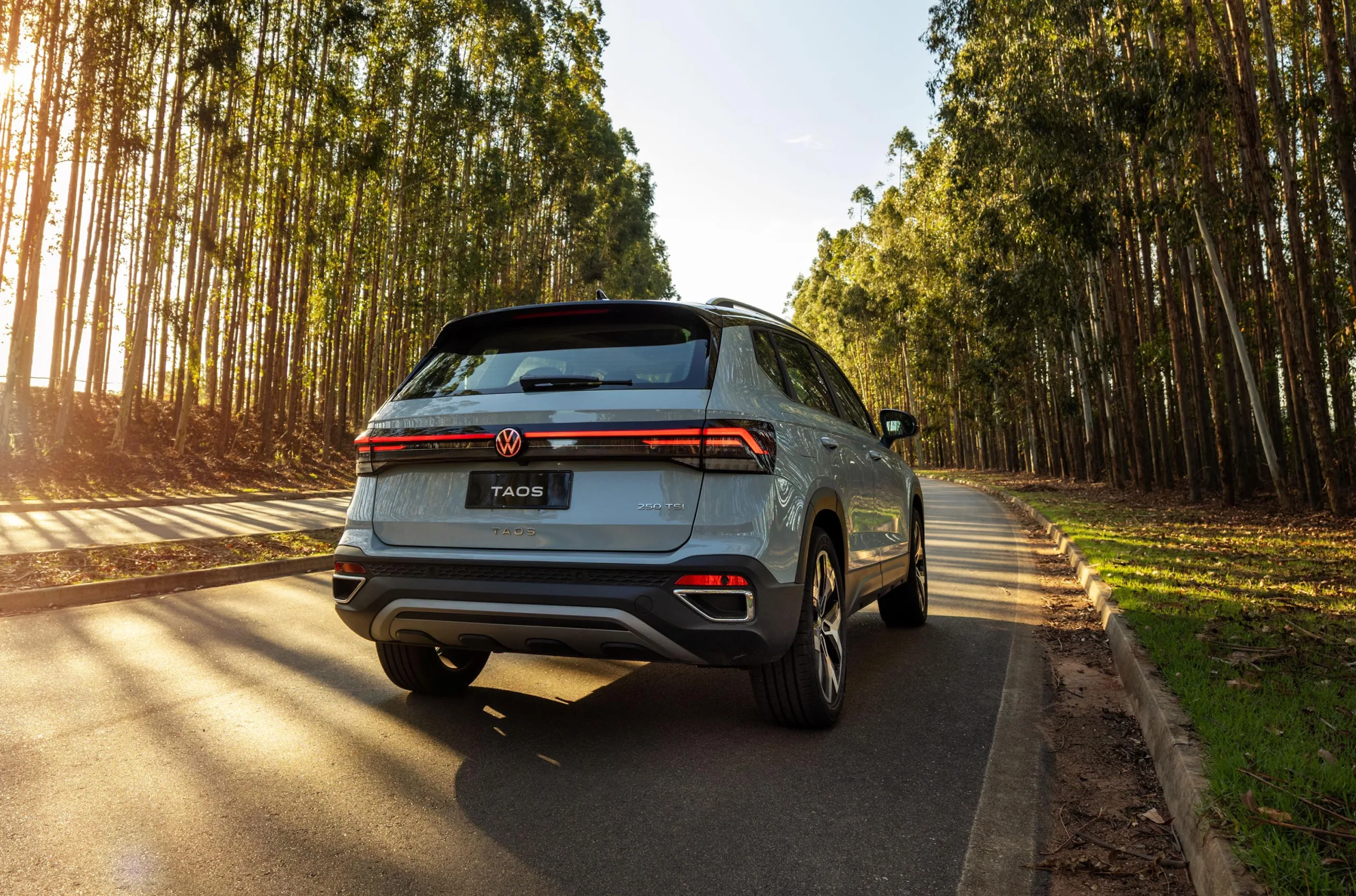 Taos 2026 chega em 22 de janeiro com visual renovado, mais tecnologia e foco em custo-benefício para disputar espaço entre SUVs.