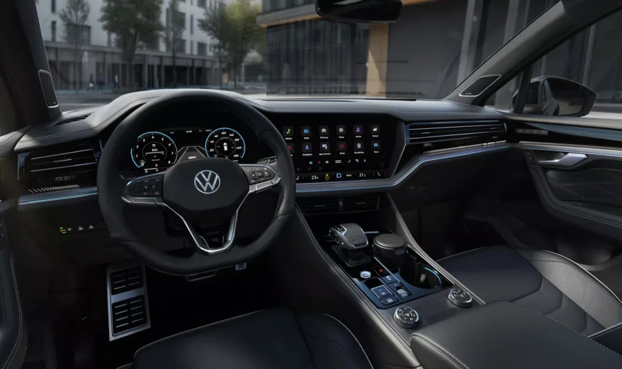 A mudança do mercado acelerou o fim: hoje a Volkswagen quer SUVs que giram rápido, com preço competitivo e foco em eficiência e eletrificação.