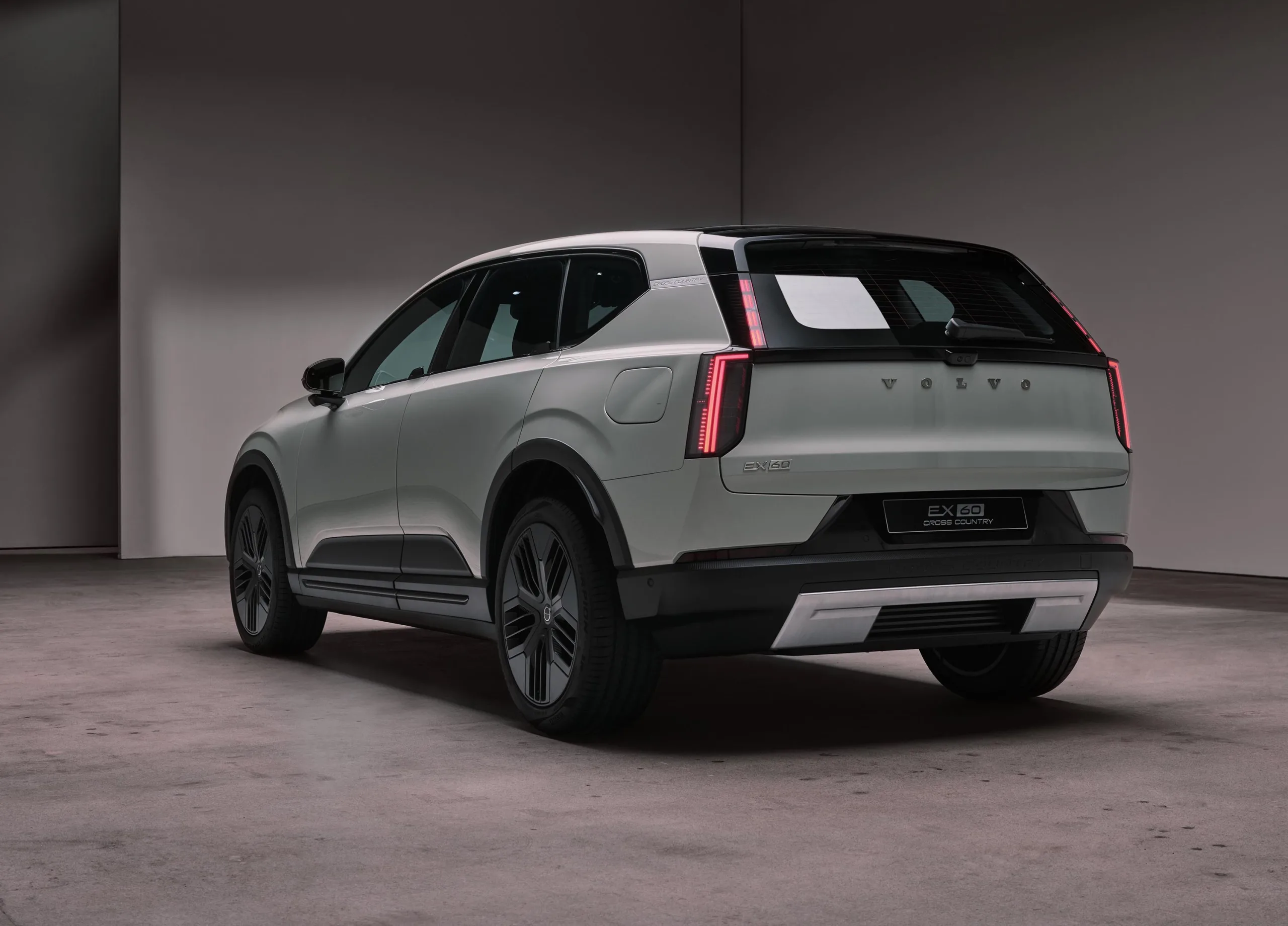 O Volvo EX60 estreia como o SUV elétrico mais ambicioso da marca, com promessa de até 810 km de autonomia e chegada confirmada ao Brasil em 2026.