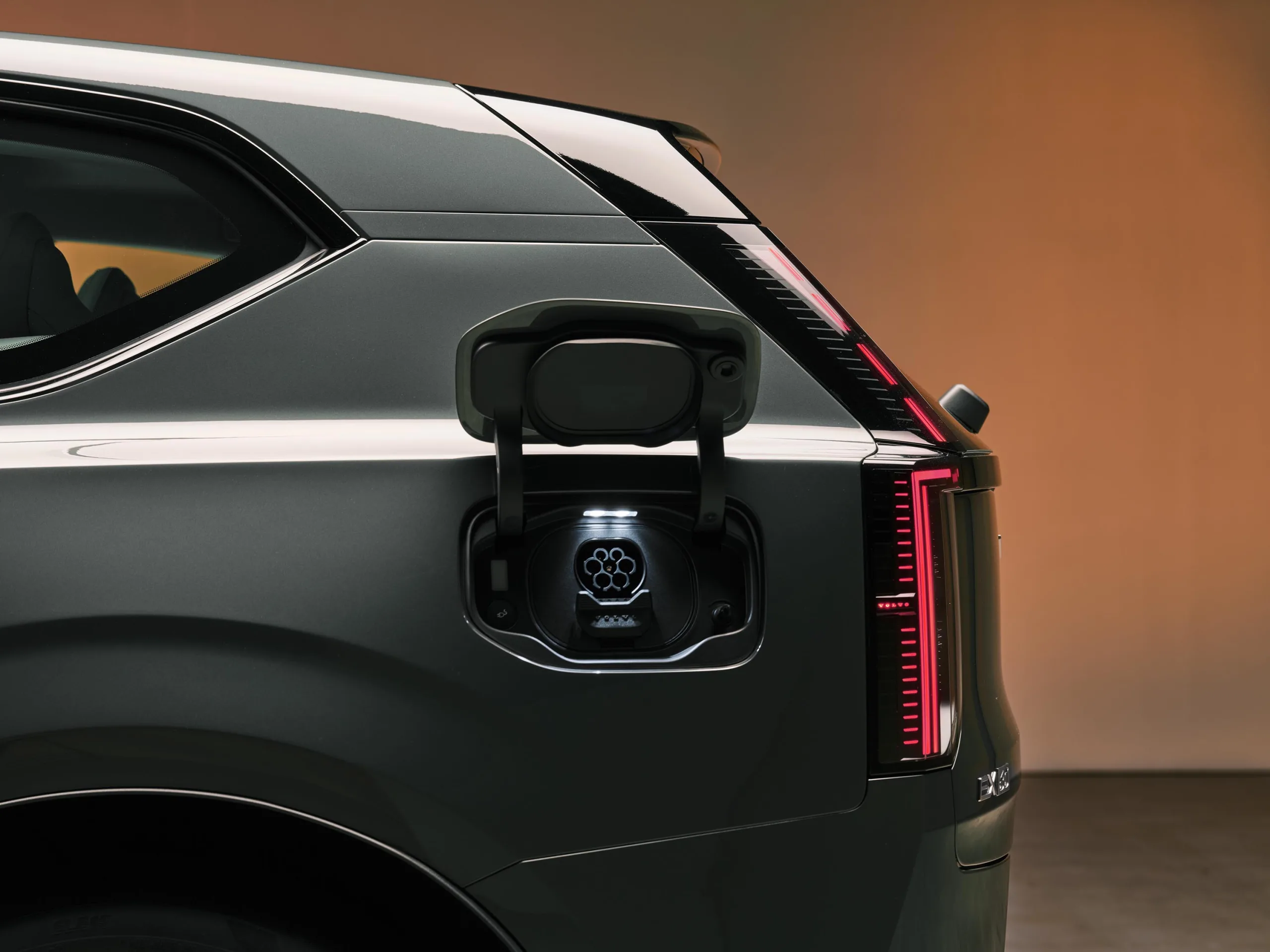 Na versão mais forte, são 670 cv e aceleração de 0 a 100 km/h em 3,8 segundos, números de esportivo em um carro feito para levar a família.