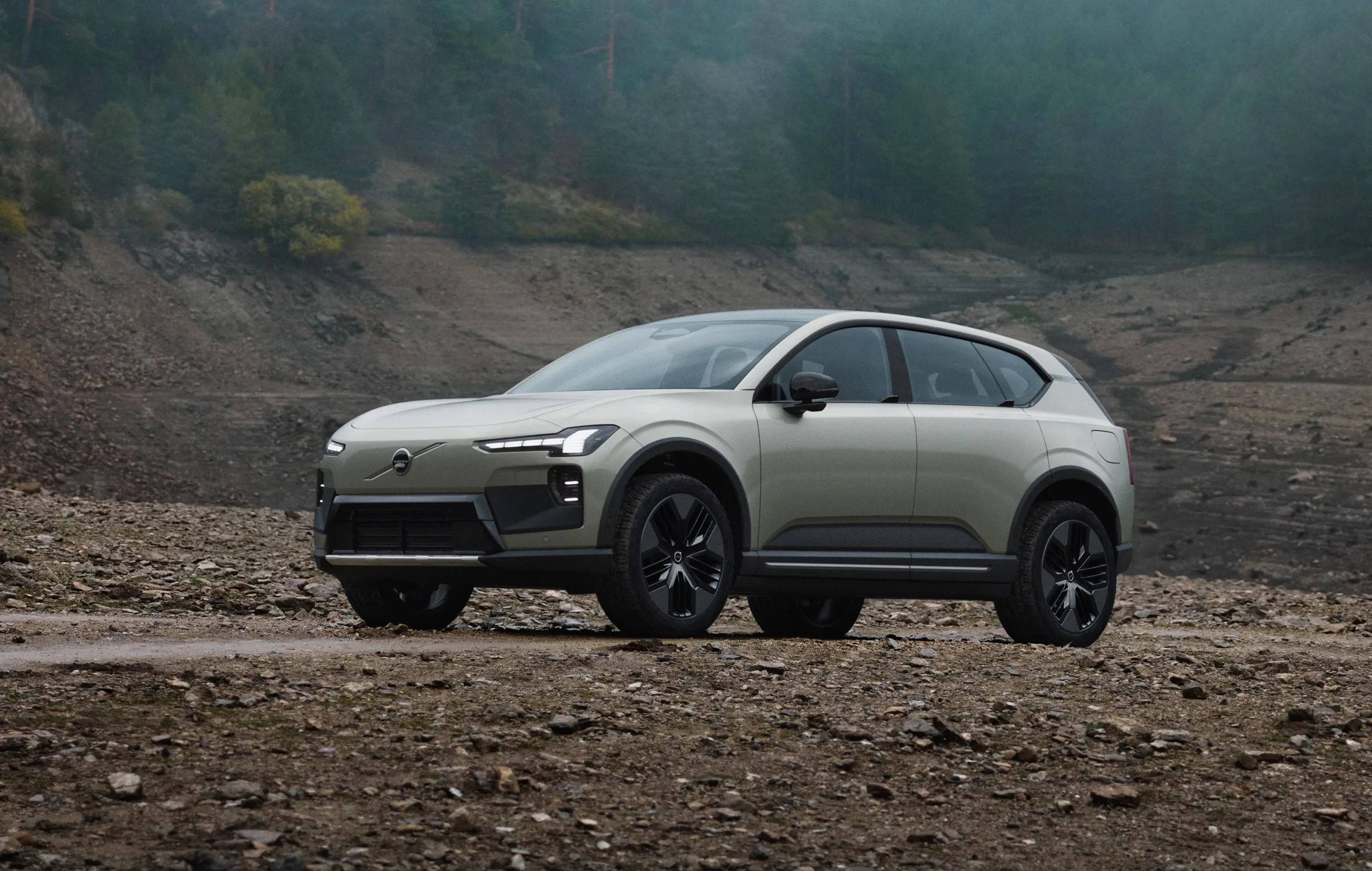 A proposta é rodar dias sem pensar em recarga, com silêncio, conforto e aquela sensação de carro sólido que sempre marcou a Volvo.