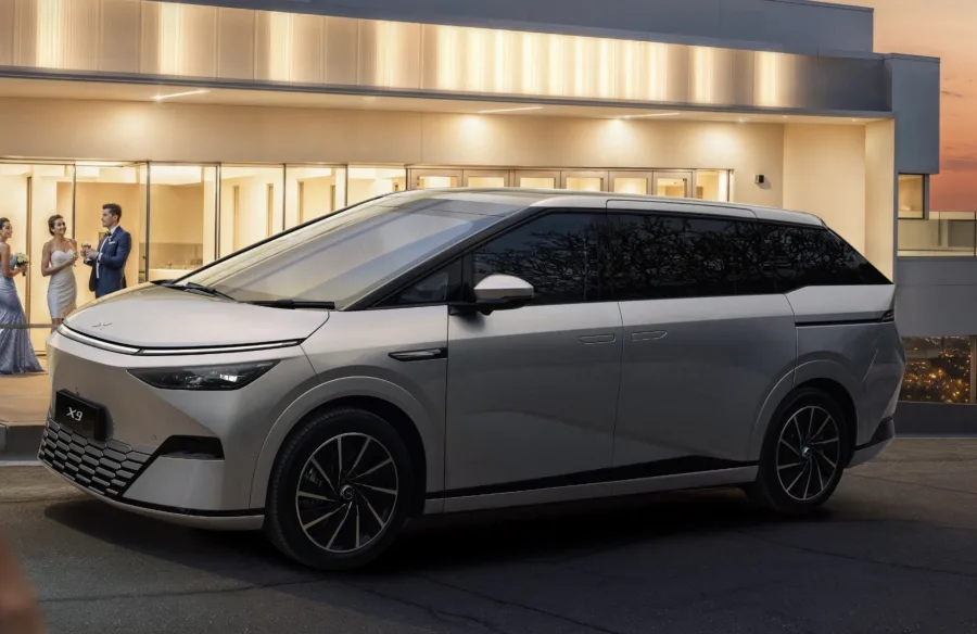 Essas maçanetas se tornaram parte do visual “high-tech” de muitos carros elétricos, porque escondem o puxador e melhoram a aerodinâmica.