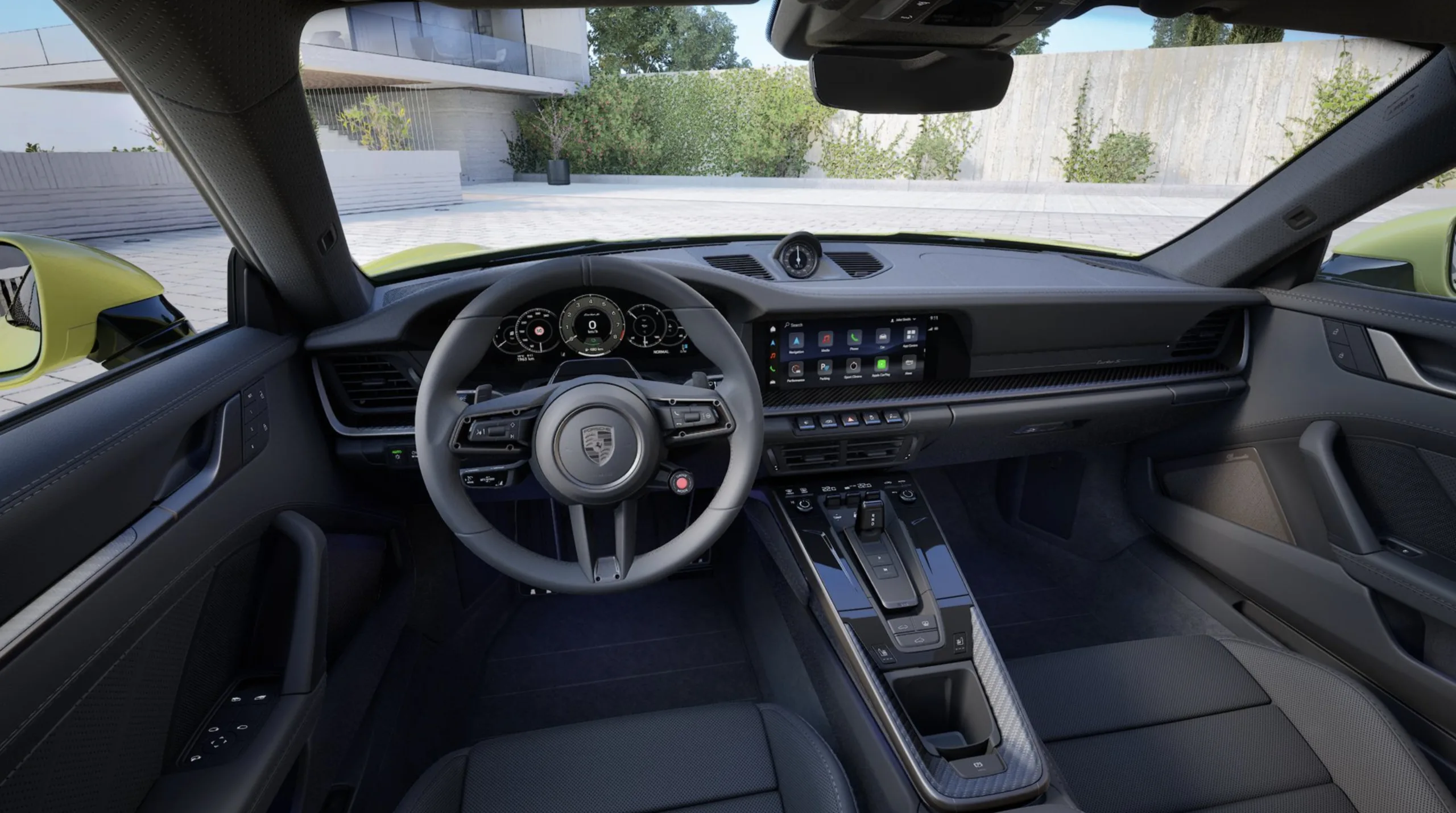 O interior é silencioso, bem acabado e permite rodar todo dia sem cansaço, algo raro em carros mesmo tão rápidos.