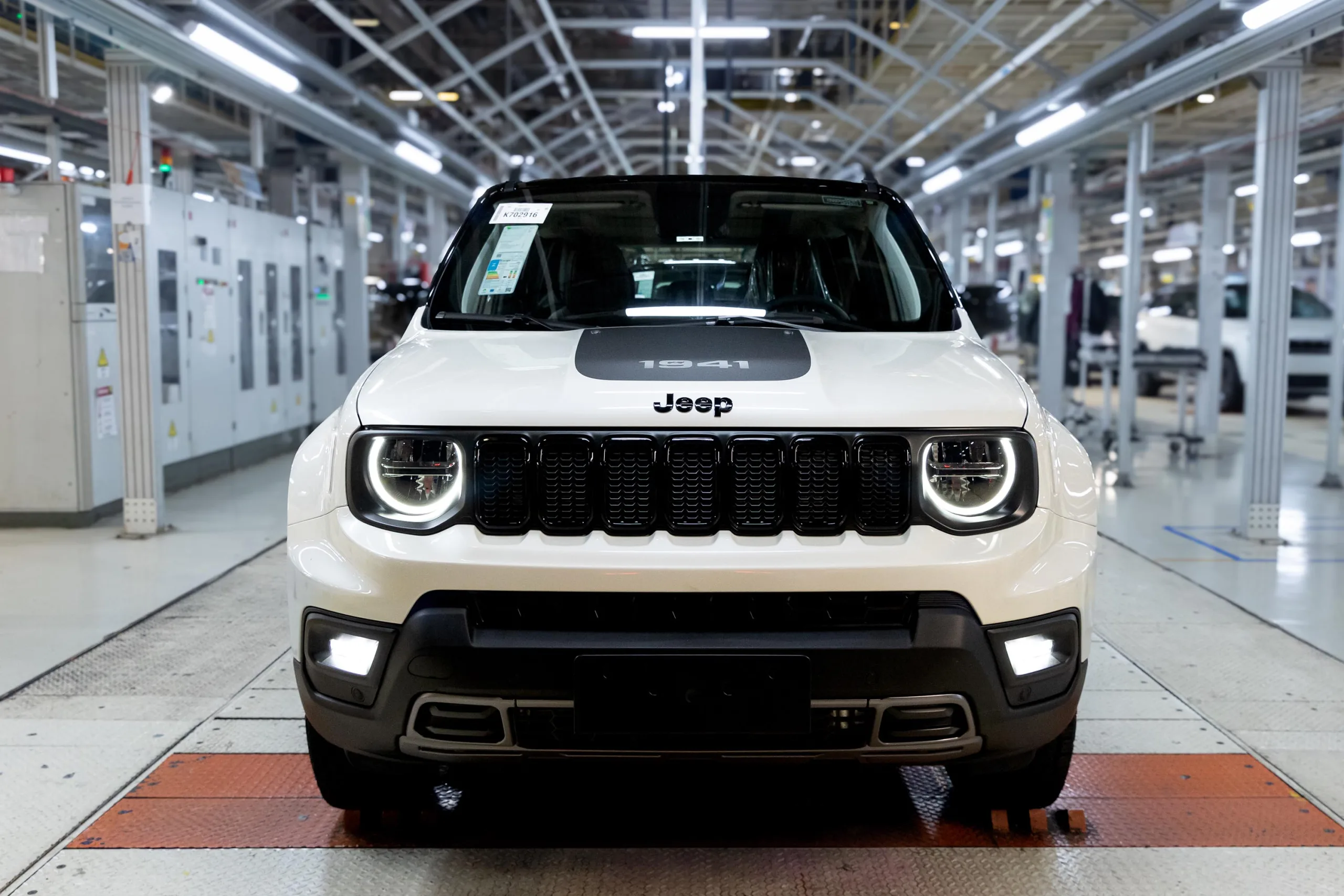 Jeep Renegade alcança 700 mil unidades no Brasil e receberá reestilização e sistema híbrido leve de 48V em 2026, antes da chegada do Avenger e da nova geração.