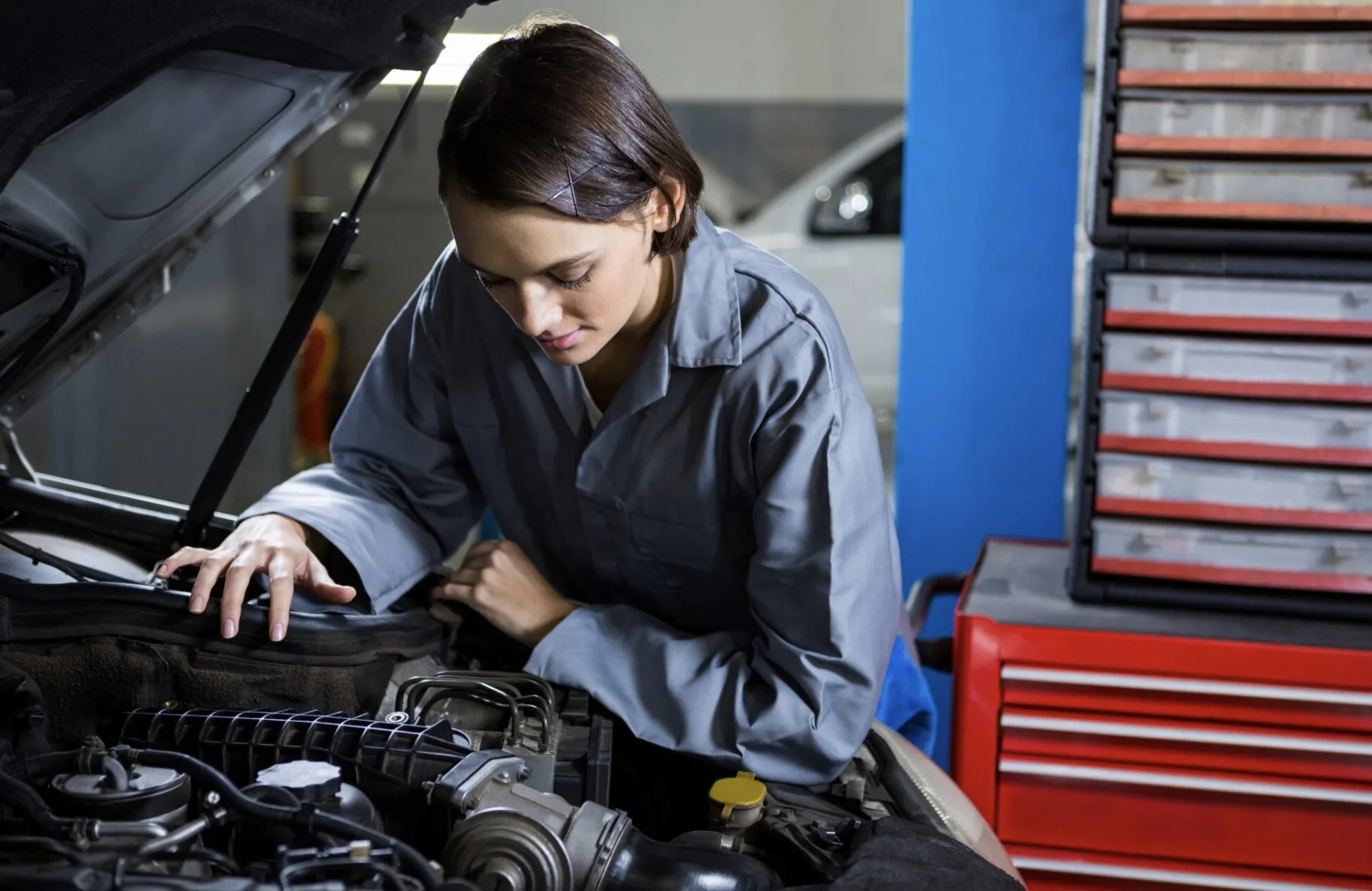 Projeto em análise no Congresso prevê inspeção técnica periódica para carros com mais de 5 anos, com foco em segurança, emissões e risco de multa e bloqueio do licenciamento.