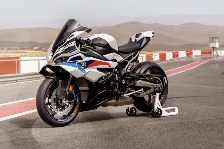 Nova moto BMW de 210 cv chega em 2026 com ‘asas’ para não decolar a 300 km/h