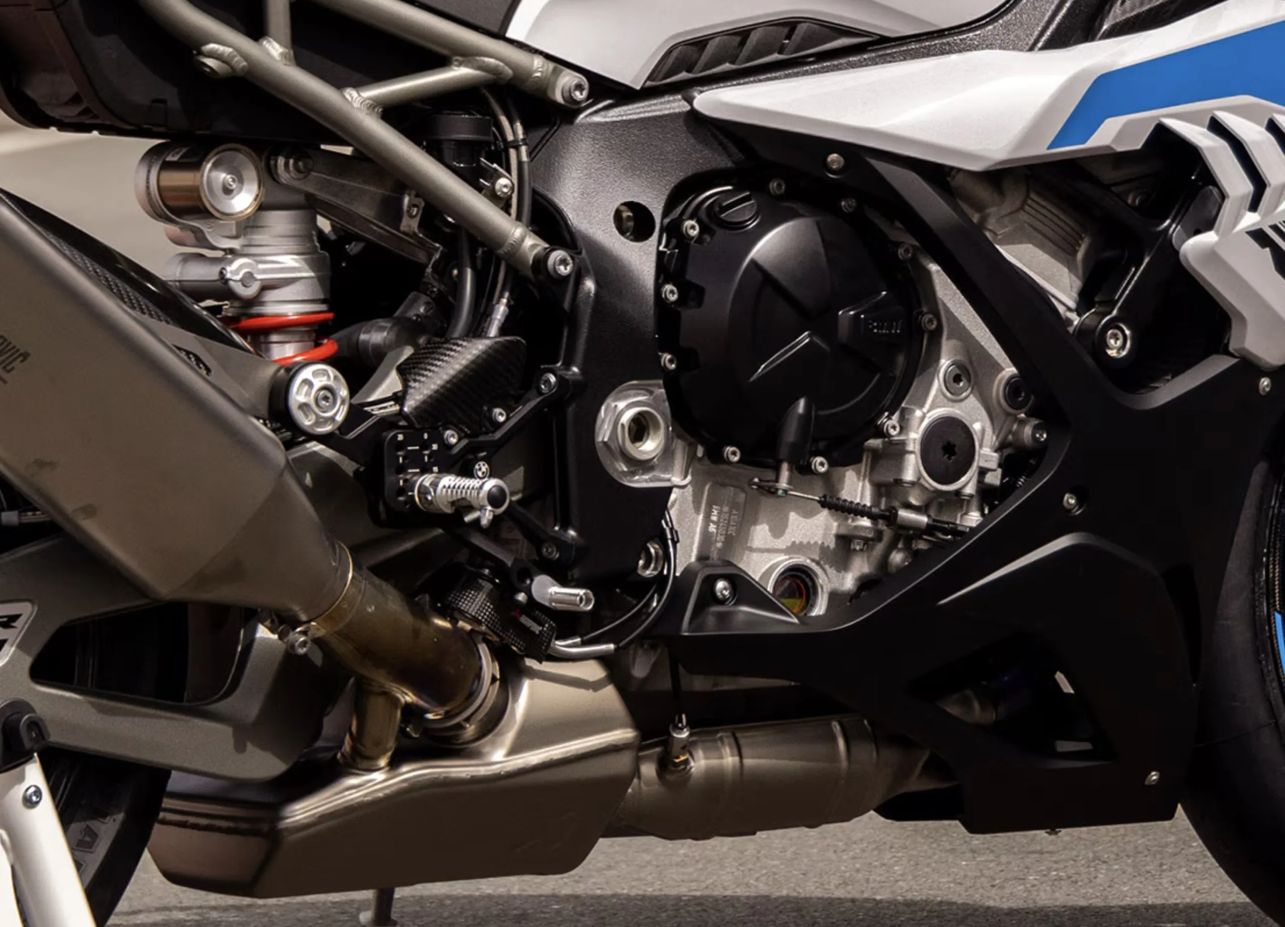 O quatro cilindros de 999 cc enche rápido, responde seco ao acelerador e entrega força que assusta, mas com eletrônica que ajuda a domar o conjunto.