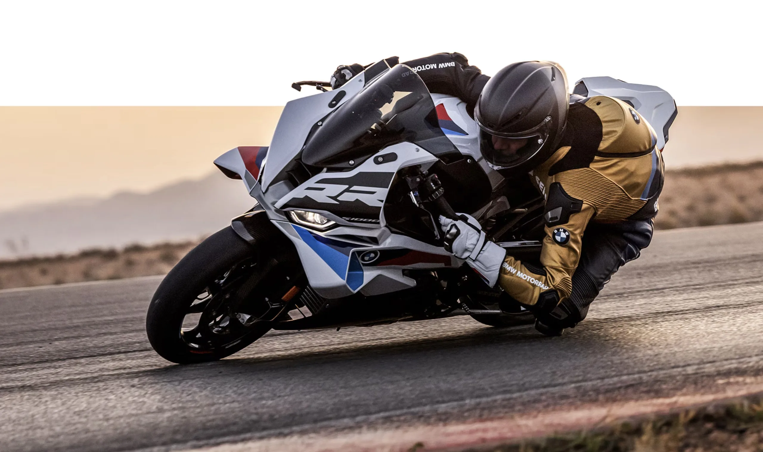 As asas na carenagem não são enfeite, geram até 23,1 kg de pressão a 300 km/h e deixam a frente colada no chão nas acelerações mais brutais.