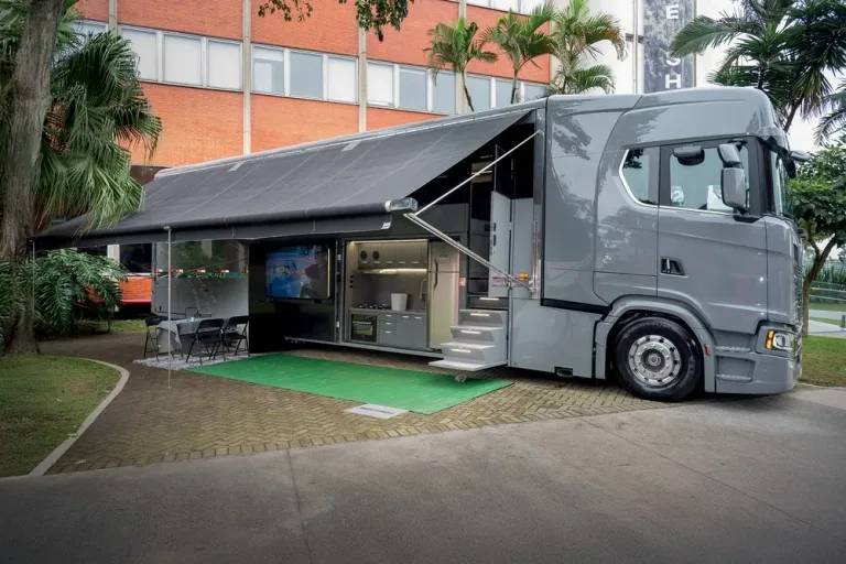 Esqueça a casa própria: casal gasta R$ 3,3 milhões num Scania que tem lareira, 6 TVs e deixa muito apartamento de luxo no chinelo
