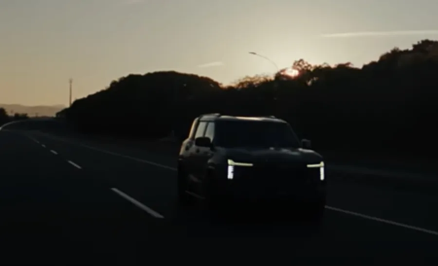 Teaser oficial da Mitsubishi revela o novo Pajero, com linhas quadradas, foco em robustez, opção híbrida e estreia prevista para 2026, enquanto o mercado brasileiro segue sem confirmação.