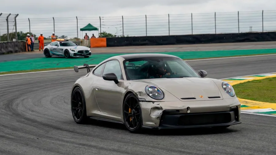 Seguradora quebra regra sagrada, libera uso de carros em pistas de corrida e assume a conta se der PT no seu importado