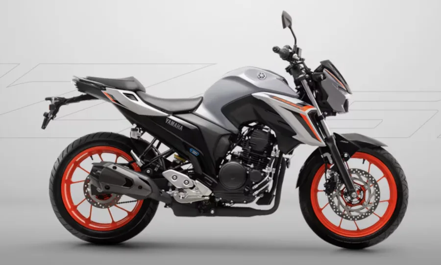 Chassi, suspensões e freios com ABS permanecem iguais. A FZ25 segue confortável no trânsito pesado e estável nas ruas irregulares das cidades.