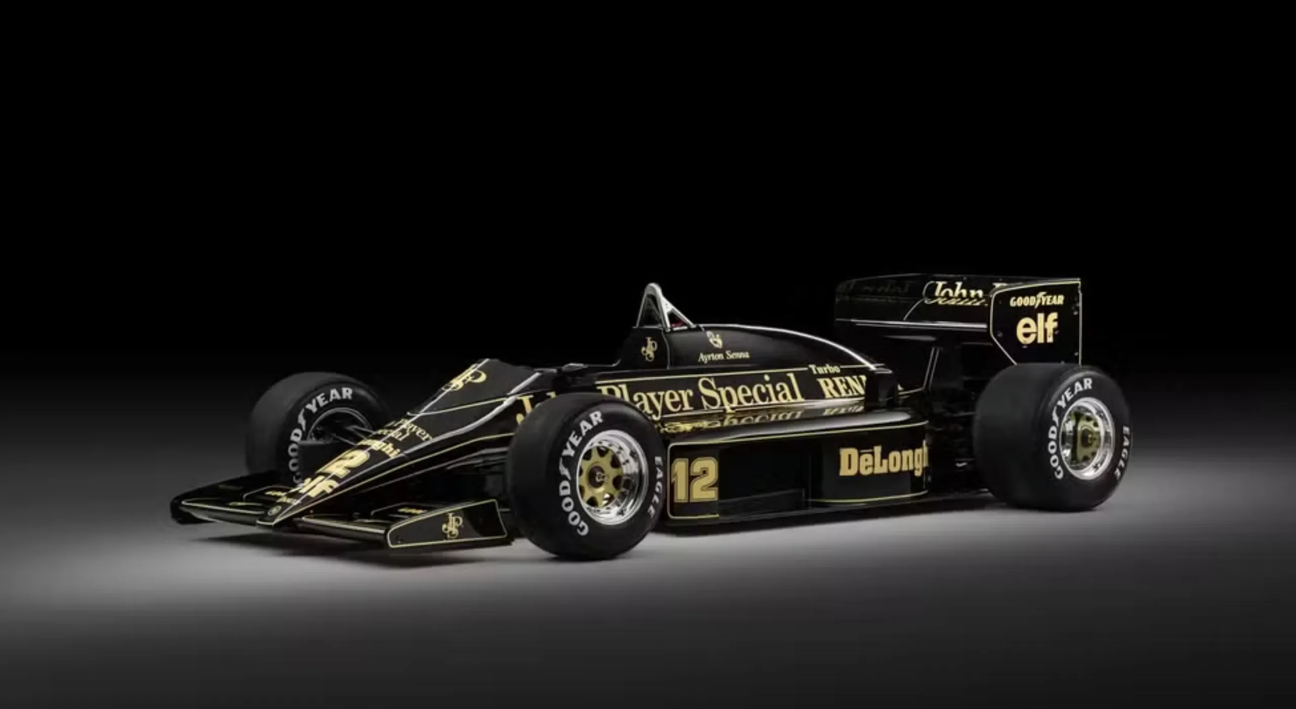 A Lotus 98T de 1986 não é nostalgia de garagem. É um carro de corrida real, usado por Ayrton Senna em vitórias oficiais e hoje tratado como ativo raro.