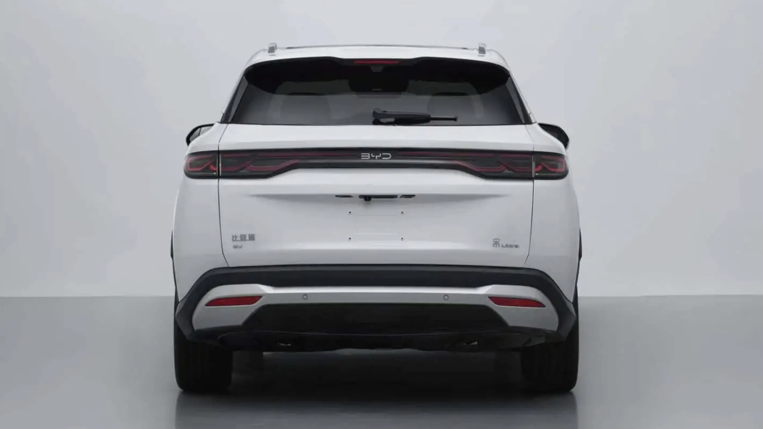 A BYD antecipou na China o Song Ultra EV, SUV médio elétrico que estreia como o primeiro 100% elétrico de porte maior da família Song, com foco claro em desempenho.