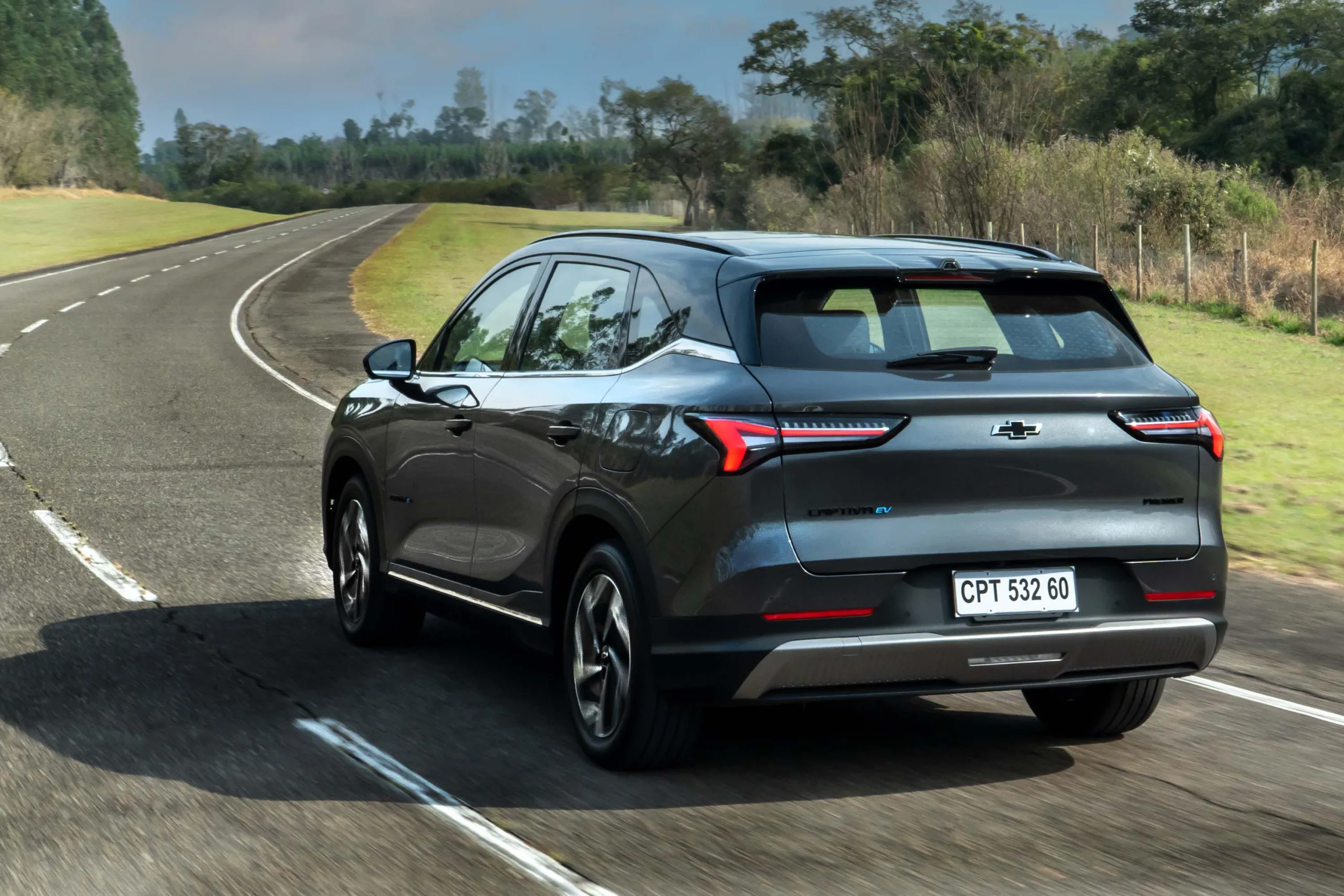 R$ 199.990 colocam o Captiva EV direto na briga dos SUVs elétricos médios, mirando famílias que querem espaço, silêncio e tecnologia sem luxo exagerado.