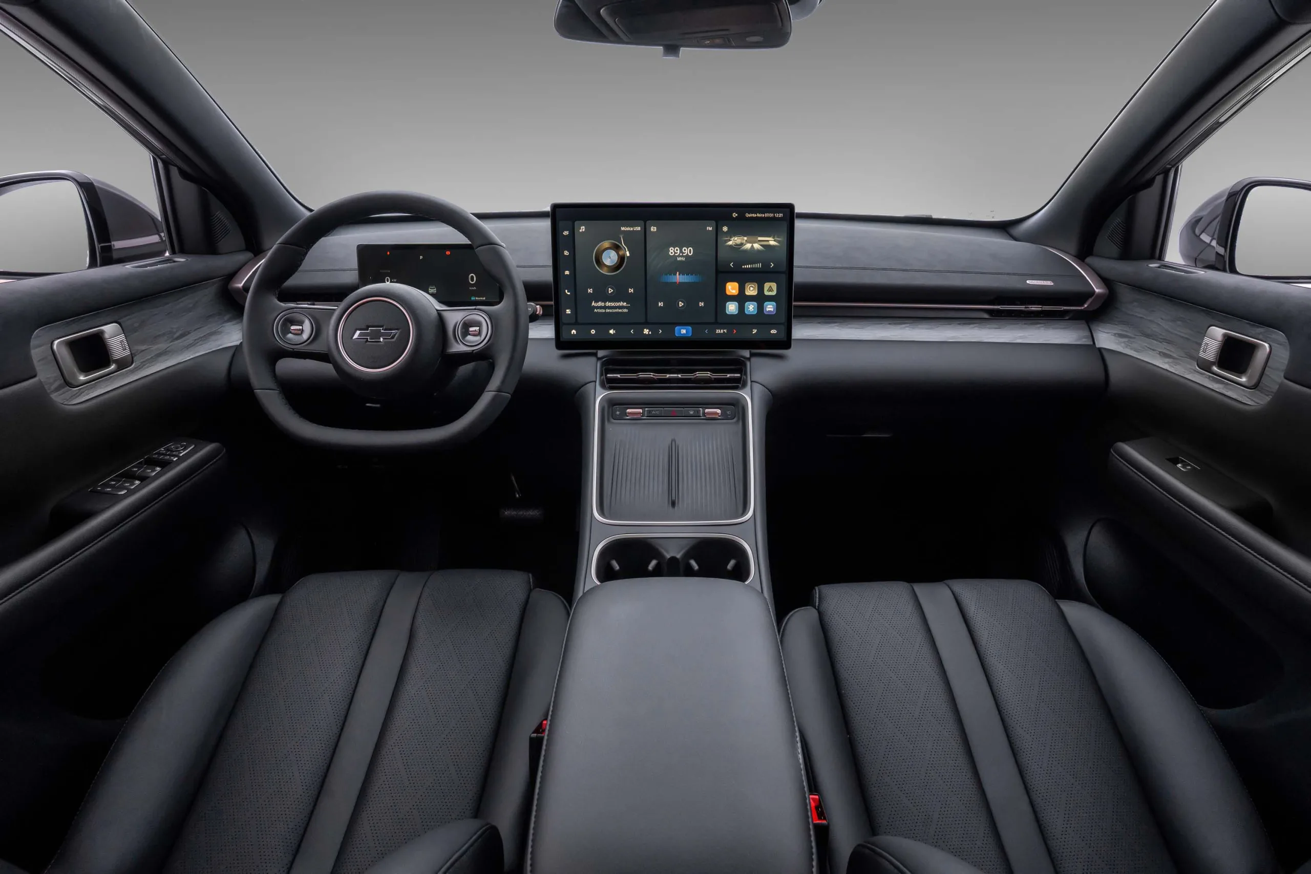 A cabine aposta em telas grandes, câmera 360° e assistências que aliviam trânsito pesado, com destaque para o piloto adaptativo.