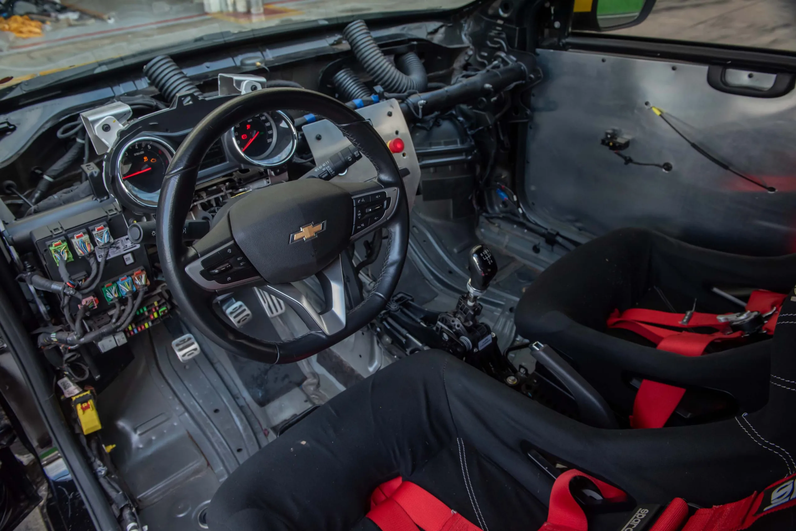 Sai conforto, entra foco total em desempenho. O hatch usa motor 1.2 turbo e câmbio manual de seis marchas, conjunto pensado para explorar cada reta.