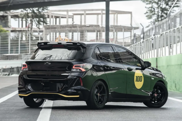 Chevrolet Onix 2026 aguenta um dia de Track Day? GM leva hatch para Interlagos no ano do centenário