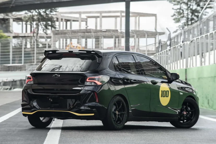 Chevrolet Onix 2026 aguenta um dia de Track Day? GM leva hatch para Interlagos no ano do centenário