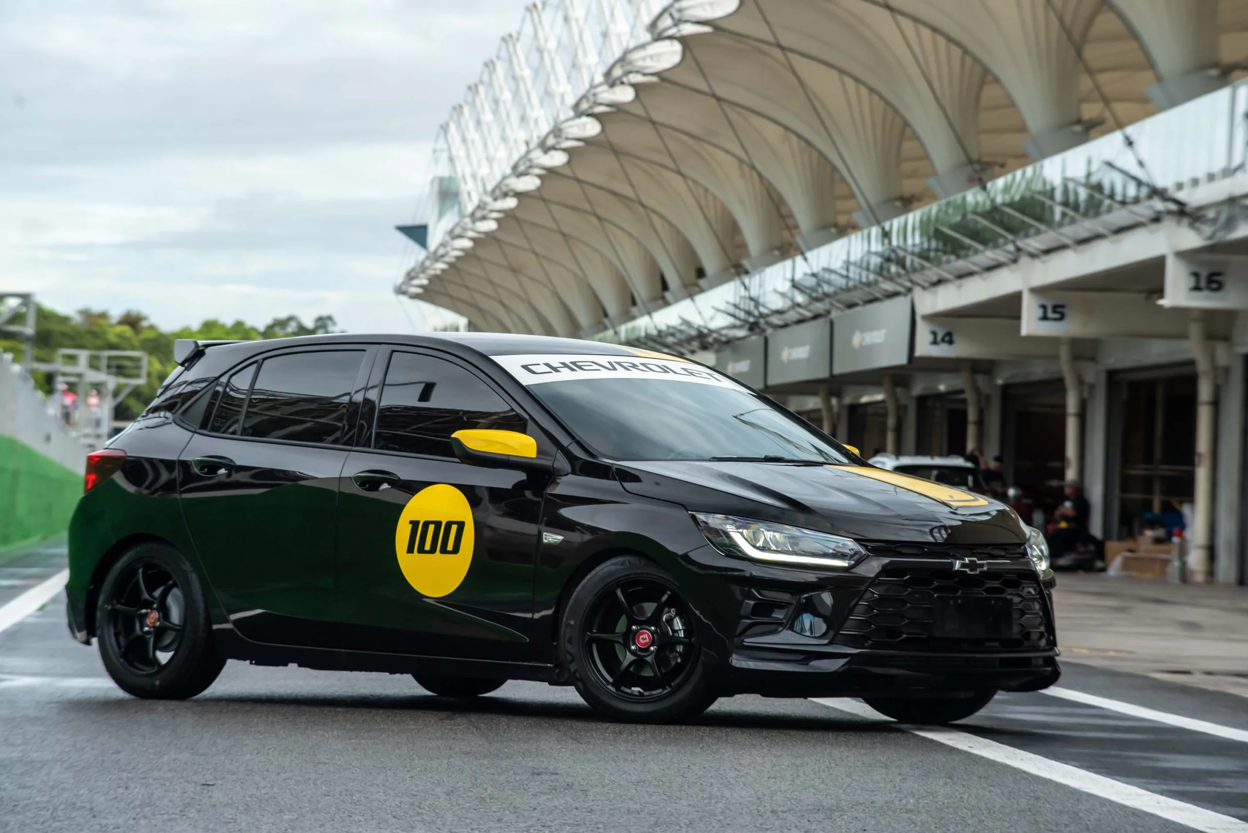 A Chevrolet decidiu fechar seus 100 anos no Brasil levando o Onix para onde poucos imaginavam: a pista. O Track Day nasce como show car, feito só para autódromo.