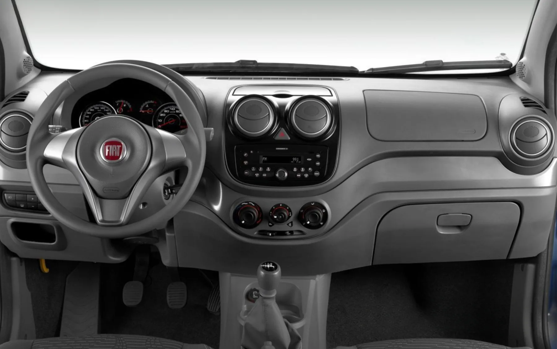 O interior é simples e envelhece, mas bancos corretos, porta-malas de 290 litros e manutenção fácil seguram a rotina.