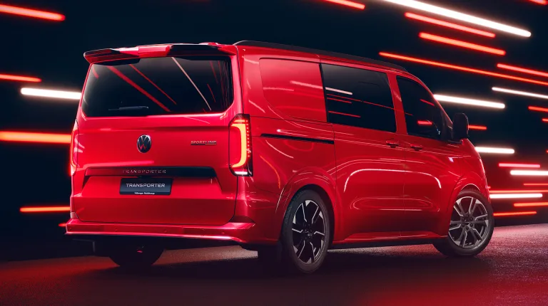 Volkswagen Kombi de corrida? VW lança Transporter Sportline, van com visual GTI e suspensão rebaixada