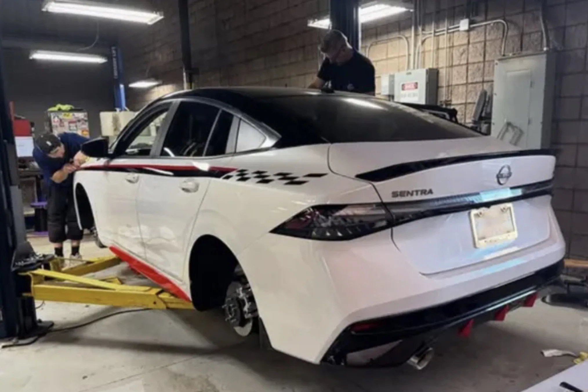 Um projeto de concessionária nos EUA prevê Nissan Sentra esportivo com motor turbo e câmbio manual, algo fora da atual estratégia da marca.