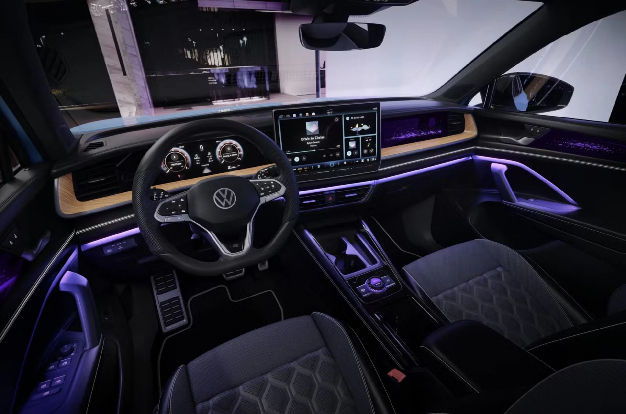 Na prática, o Tiguan é firme nas curvas e passa confiança. Não é macio como rivais híbridos, mas agrada quem curte dirigir e sentir o carro na mão