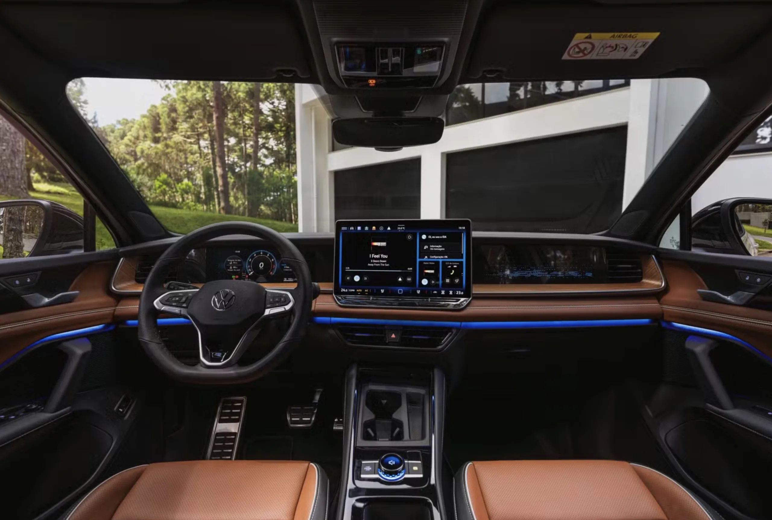 Por dentro, a cabine mudou bastante. Tem acabamento mais caprichado, tela grande e menos comandos por toque, algo que faz diferença no uso diário