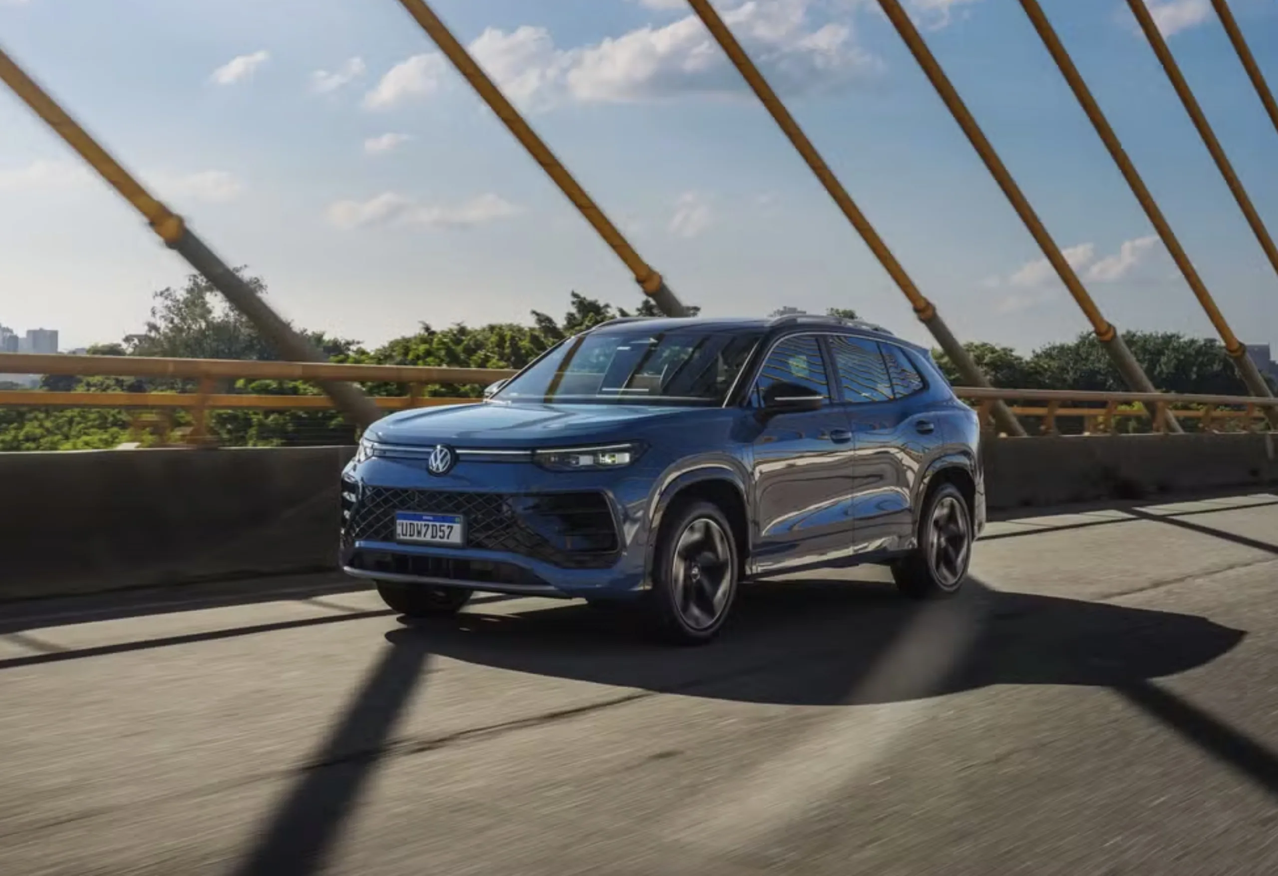 VW Tiguan 2026 chega com foco em quem gosta de dirigir. Nada de silêncio elétrico, aqui o motor fala alto e entrega força de verdade nas retomadas