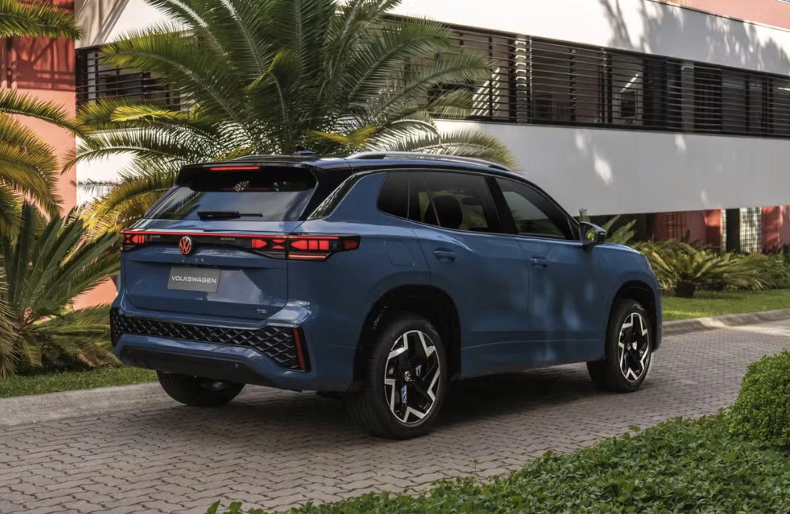 Debaixo do capô, o 2.0 turbo com 272 cv empurra sem esforço. A tração 4x4 joga força no chão e deixa claro que a proposta é desempenho, não economia