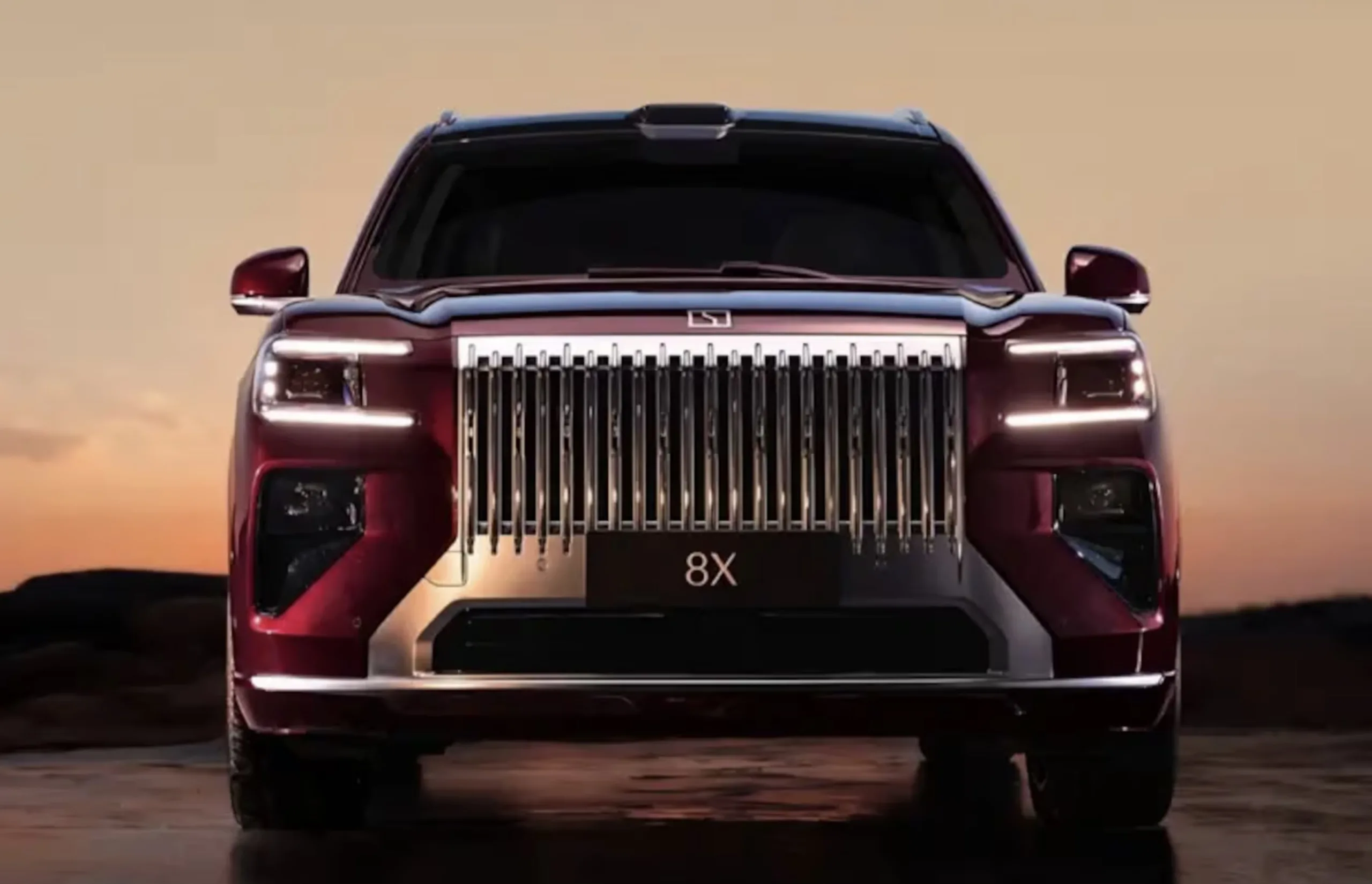 Debaixo do capô, o 8X mistura motor 2.0 turbo com até três elétricos. Na versão mais forte, são absurdos 1.381 cv e 0 a 100 km/h em menos de 3 segundos