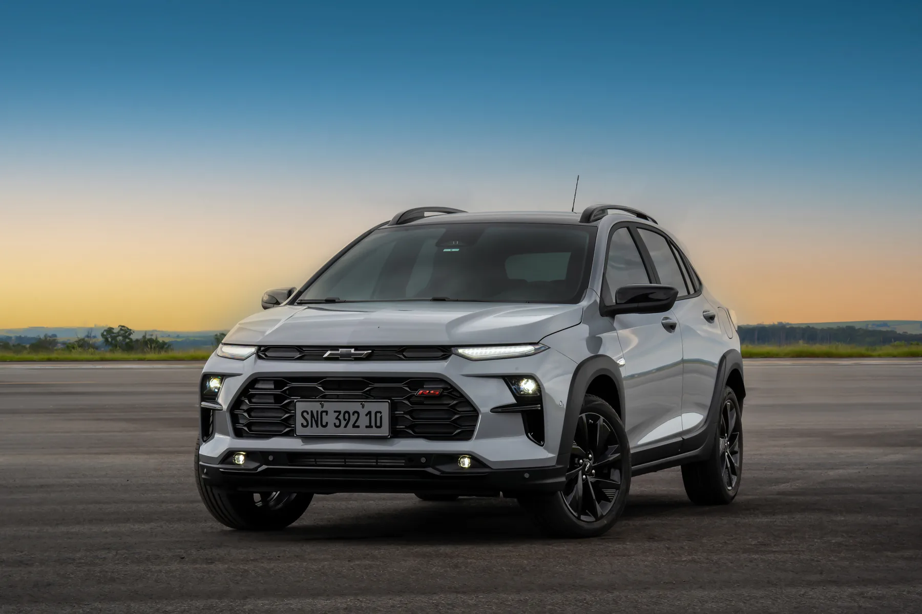 O Sonic RS custa R$ 140.990 no preço cheio, tem o maior porta-malas do trio, com 392 litros, e aposta em lista forte de equipamentos para ganhar espaço.