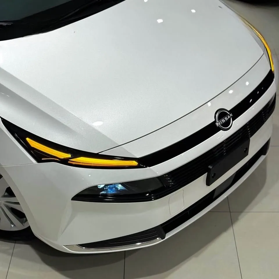 O motor mexicano é um 1.6 aspirado de quatro cilindros, com 118 cv, 15,3 kgfm e transmissão manual de cinco marchas.