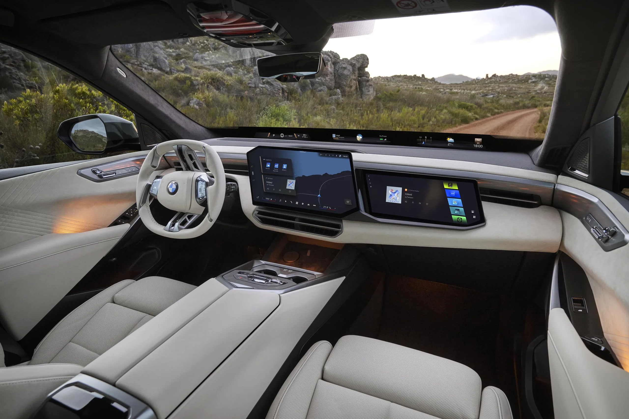 Por dentro, o X5 troca o painel carregado por uma cabine mais limpa, com projeção no para-brisa, tela central nova e sistema BMW Operating System X.