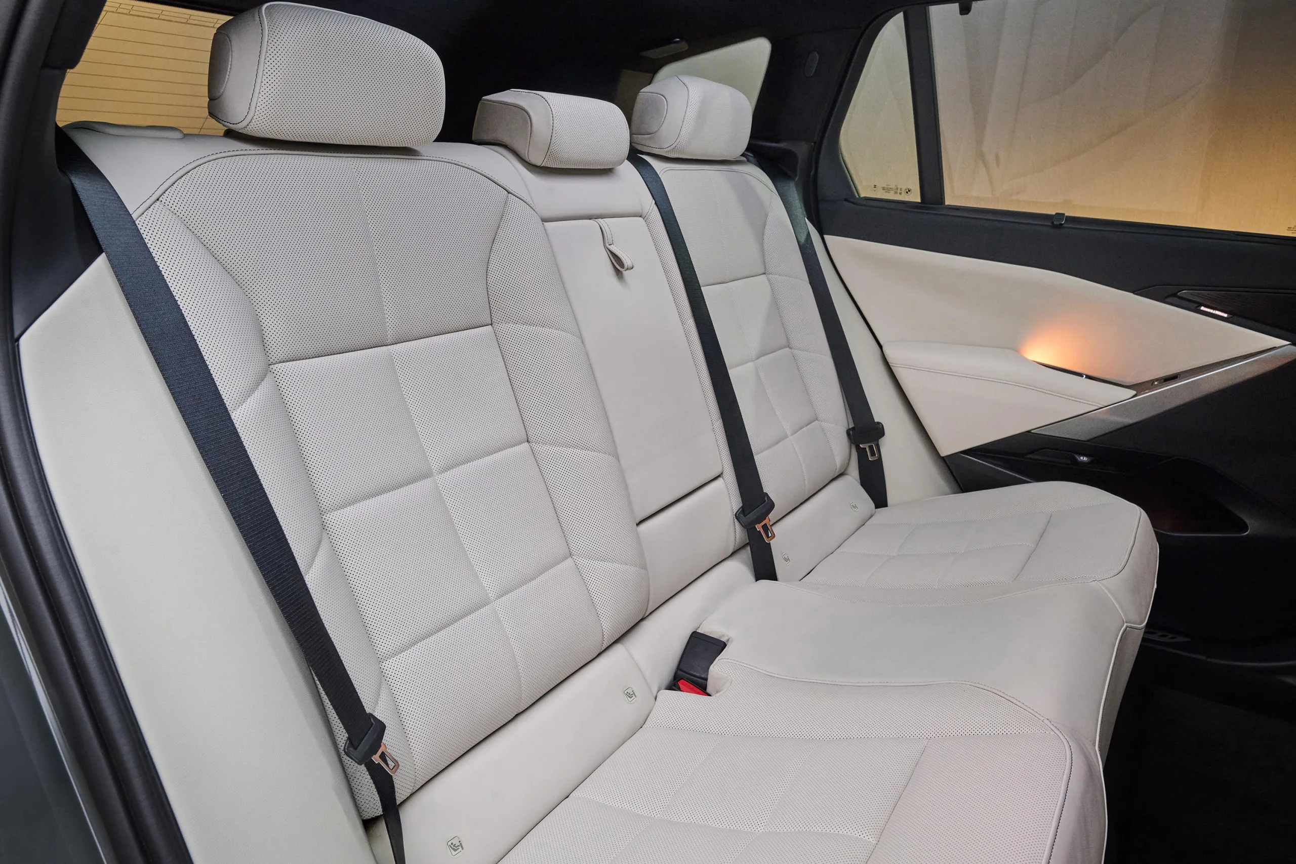A BMW também colocou materiais incomuns no interior, incluindo acabamento em ardósia e vidro, para tentar afastar o X5 do luxo previsível.
