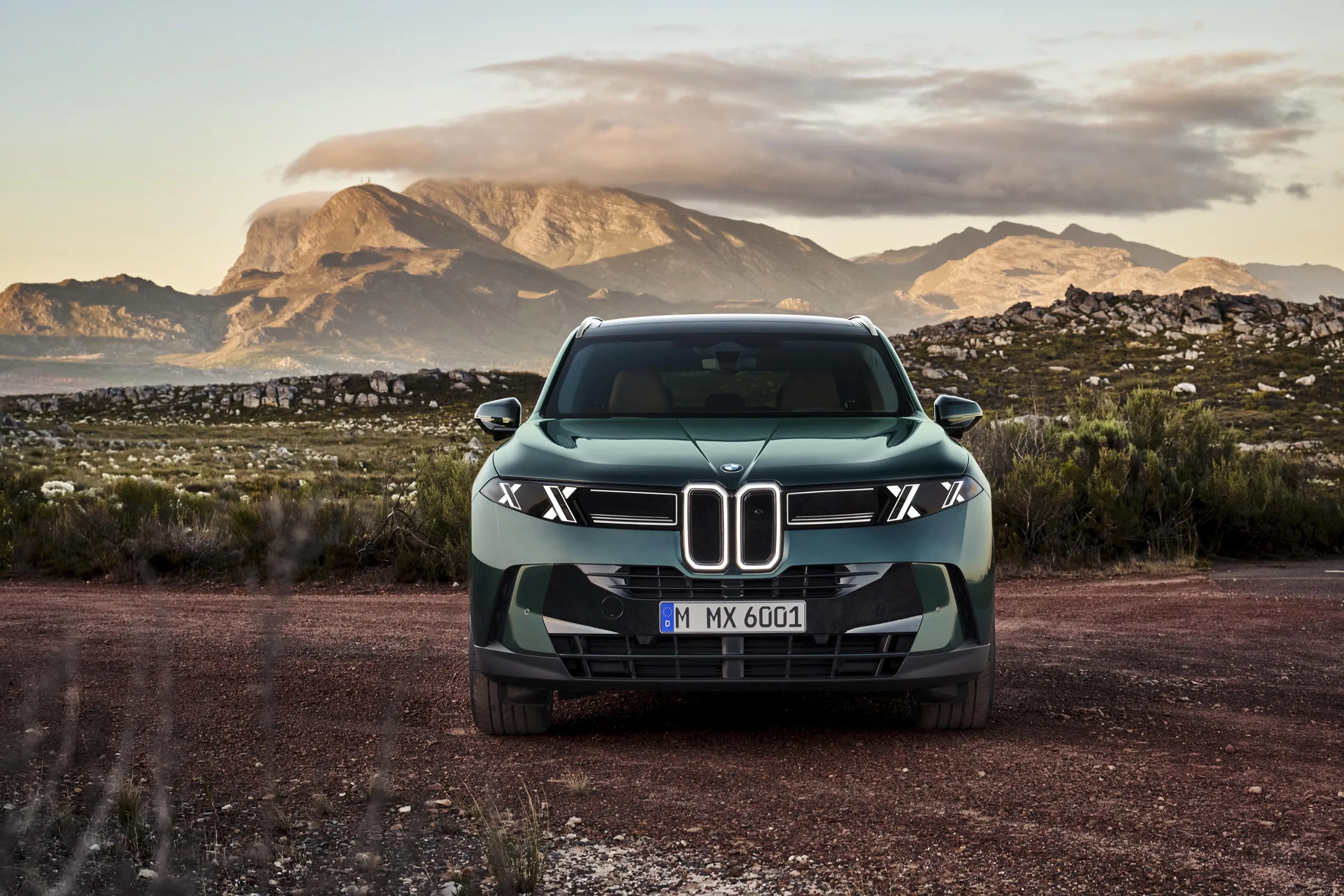 O novo BMW X5 2027 chegou à quinta geração com uma decisão rara: vender o mesmo SUV com motor a combustão, híbrido, elétrico e hidrogênio.